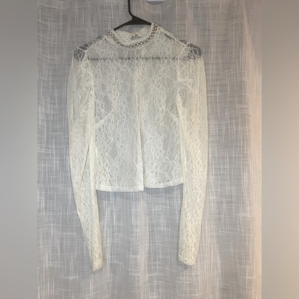WHITE LACE PEARLS TOP